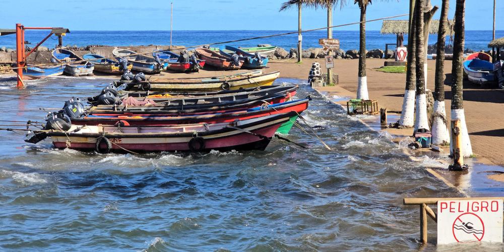 Des bateaux à quai, après une montée du niveau de la mer, après l’alerte tsunami, sur l’île de Pâques (Chili), le 30 juillet 2025. - MIGUEL CARRASCO/AFP