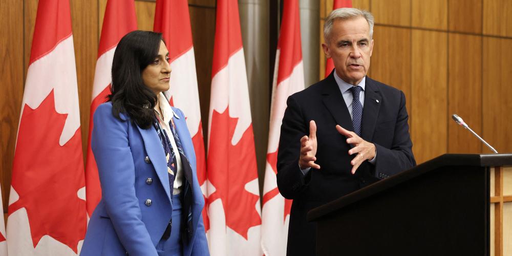 Le premier ministre canadien, Mark Carney, accompagné de la ministre des affaires étrangères canadienne, Anita Anand, lors d’une conférence de presse, à Ottawa, le 30 juillet 2025. - DAVE CHAN / AFP