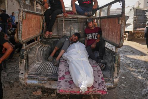Funérailles d’un homme tué alors qu’il tentait d’atteindre des camions d’aide humanitaire, à l’hôpital Al-Shifa, dans la ville de Gaza, le 31 juillet 2025.