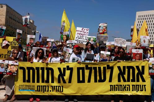 Des familles d’otages israéliens retenus à Gaza, manifestent devant le bureau du premier ministre, Benyamin Nétanyahou, à Jérusalem, pour demander que des mesures soient prises afin d’obtenir leur libération, le 31 juillet 2025.