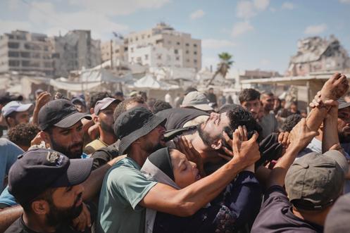 Funérailles d’un Palestinien qui a été tué alors qu’il tentait d’atteindre des camions d’aide humanitaire, à l’hôpital Al-Shifa, dans la ville de Gaza, le 31 juillet 2025.