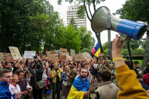 Protesta contra una ley que ataca a las instituciones anticorrupción frente al parlamento ucraniano en Kiev el jueves 31 de julio de 2025.
