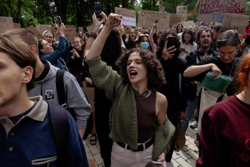 Manifestación después de que el parlamento ucraniano votara sobre un proyecto de ley para reemplazar una ley que limita los poderes de las agencias anticorrupción, en Kiev, el 31 de julio de 2025.