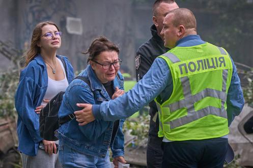Frente a un edificio residencial destruido tras un ataque con misiles rusos, en Kiev, el 31 de julio de 2025.