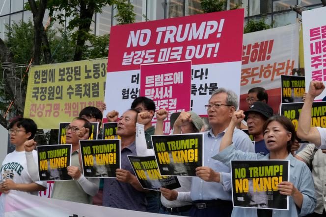 Manifestation contre la politique tarifaire du président américain Donald Trump à l’encontre de la Corée du Sud, près de l’ambassade des Etats-Unis à Séoul (Corée du Sud), le jeudi 31 juillet 2025.