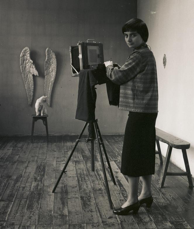 « Autoportrait dans son studio, rue Daguerre, Paris 14ᵉ » (1956), par Agnès Varda.