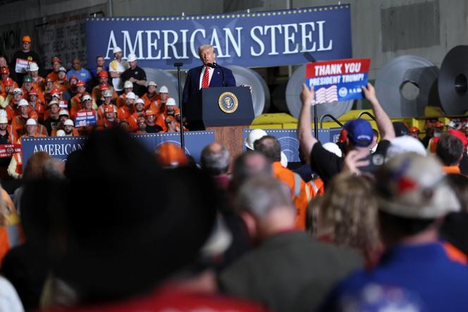 Donald Trump lors de sa visite de l’usine Mon Valley Works-Irvin de la société US Steel, à West Mifflin (Pennsylvanie), aux Etats-Unis, le 30 mai 2025.