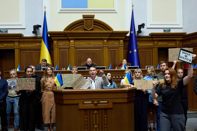 Des députés ukrainiens réclament le vote de la loi rétablissant l’indépendance des agences anticorruption, au Parlement ukrainien, le 31 juillet 2025.