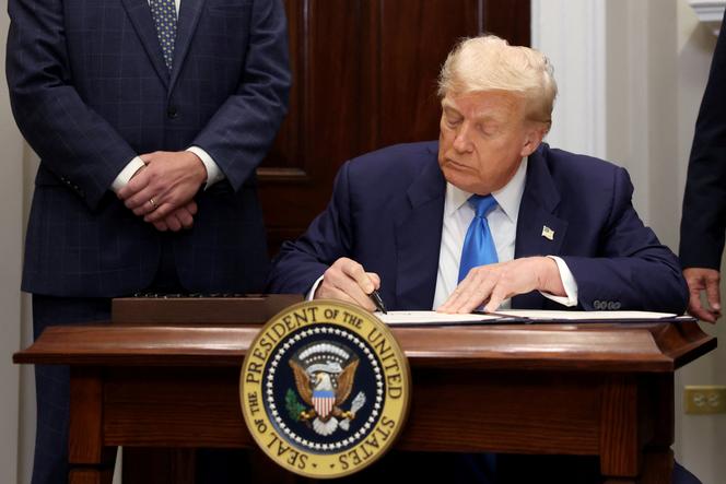 Le président américain, Donald Trump, signe la loi sur la réforme du programme de prêts immobiliers VA dans la salle Roosevelt de la Maison Blanche, à Washington, DC., le 30 juillet 2025. 