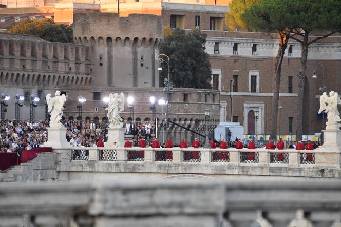 Lors du défilé Dolce & Gabbana, sur le Le pont Saint-Ange, à Rome, le 16 juillet 2025.