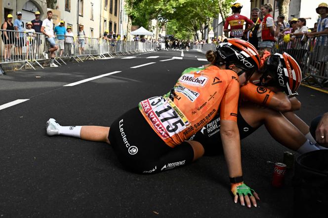 La coureuse française Elyne Roussel (à gauche) réconforte Alison Avoine, à l’arrivée de la 6ᵉ étape du Tour de France Femmes, à Ambert (Puy-de-Dôme), le 31 juillet 2025.