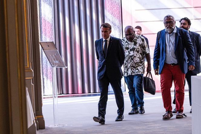 Emmanuel Macron, Robert Xowie, sénateur de Nouvelle-Calédonie, et Emmanuel Tjibaou, député et président de l’Union calédonienne, lors de la conclusion du Sommet pour l’avenir de la Nouvelle-Calédonie, à Paris, le 12 juillet 2025.