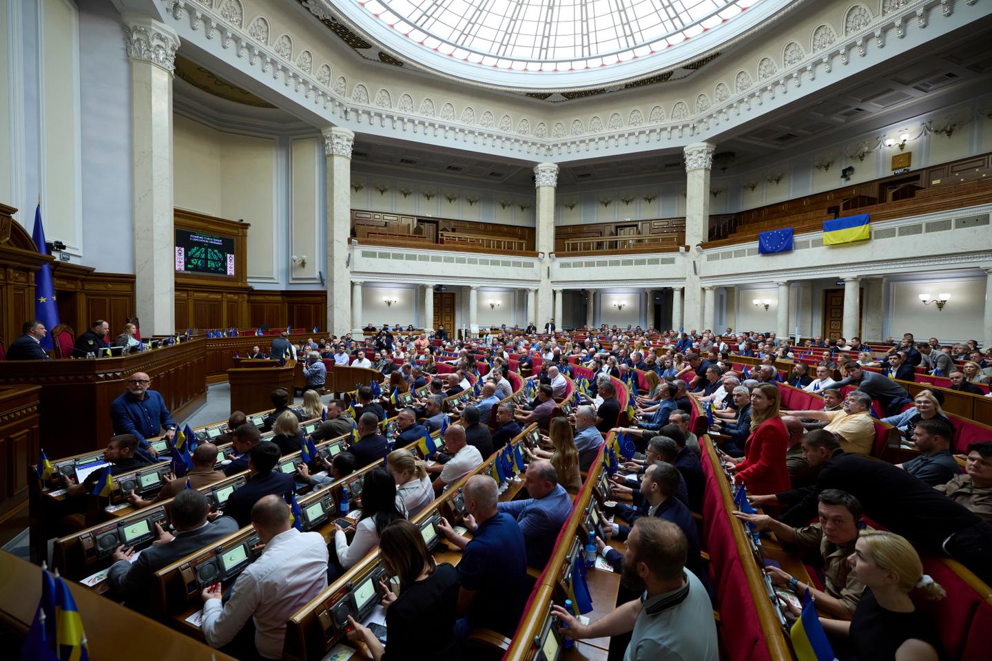 Ukraine lawmakers back new anti-corruption bill