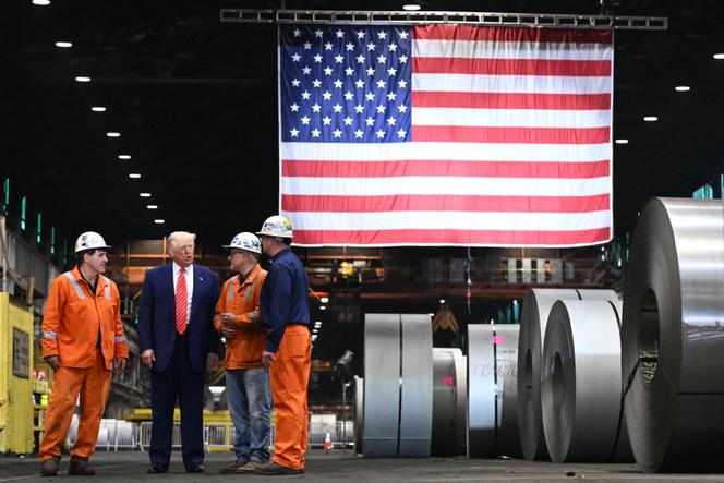 Donald Trump lors de sa visite de l’usine Mon Valley Works-Irvin de la société U.S. Steel Corporation, à West Mifflin (Pennsylvanie), aux Etats-Unis, le 30 mai 2025.