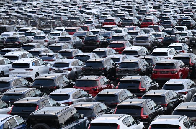 Sur le parking d’un terminal automobile dans le port de Duisburg (Allemagne), le 7 août 2024.