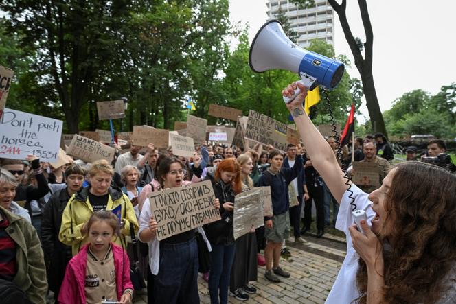 Rassemblement pour exhorter les législateurs à adopter une nouvelle loi rétablissant l’indépendance des organismes de lutte contre la corruption, à Kiev, le 31 juillet 2025.