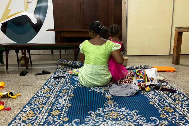 Le 14 juillet 2025, à Casablanca, dans les locaux du collectif Casa Lumière. Fatou (prénom d’emprunt), une Guinéenne de 29 ans, tient dans les bras l’une de ses jumelles, âgée d’à peine 2 ans. Ses deux filles sont issues d’un viol collectif commis par des compagnons de route à Agadir.