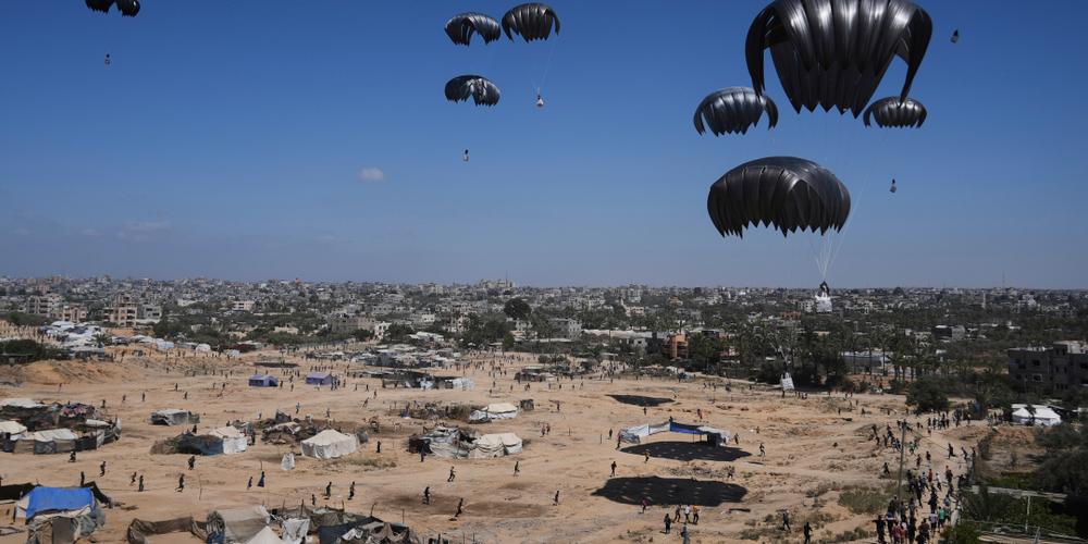 Parachutage d’aide humanitaire à Al-Zawayda dans le centre de la bande de Gaza, le 31 juillet 2025. - ABDEL KAREEM HANA / AP