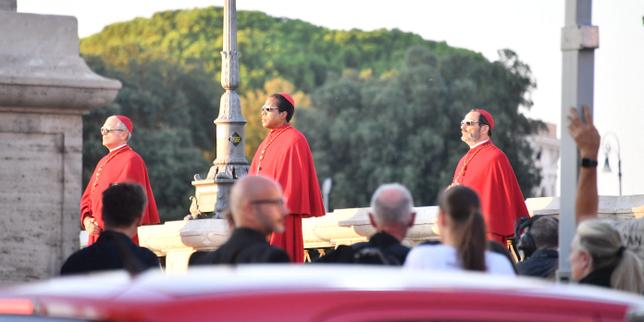 Mode : « Par sa débauche de croix et de vêtements pseudo-ecclésiastiques, le dernier défilé Dolce & Gabbana tourne le christianisme en dérision »