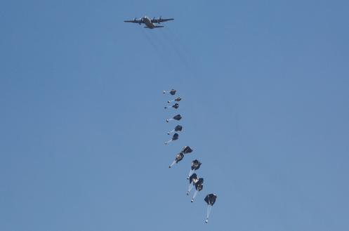 Un avion largue de l’aide humanitaire au-dessus de Gaza, le 1ᵉʳ août 2025.