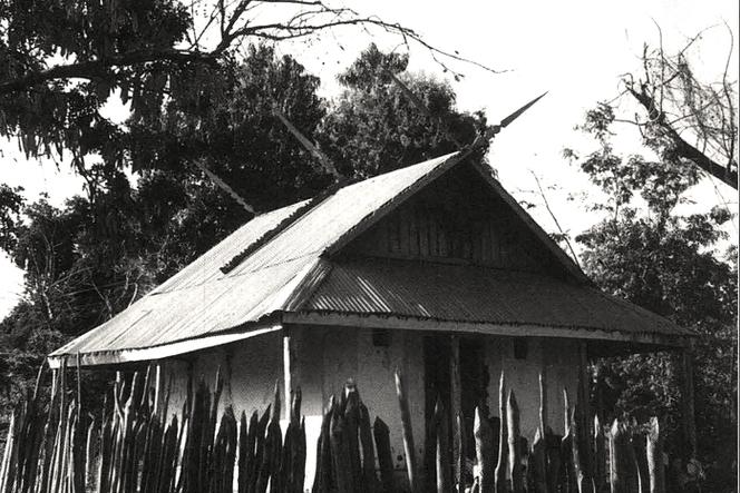 Les reliques sacrées des rois sakalava du Menabe sont conservées dans cette maison appelée « zomba » à Belo-sur-Tsiribihina (Madagascar).