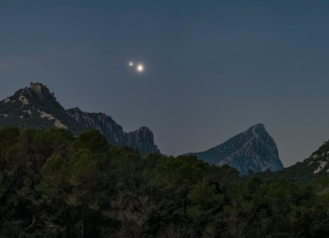 Les planètes Vénus (à droite) et Jupiter côte à côte – 0,8 degré d’écart – au-dessus du pic Saint-Loup (nord de Montpellier), au mois de mars 2023. Le ciel et le paysage étaient éclairés par la Lune gibbeuse éblouissante qui surplombait la scène. Technique : boîtier Sony A7III avec un objectif Sony GM de 135 mm diaphragmé à 2,8 ; 6 secondes de pose (15 fois 0,4 seconde) à 12 800 ISO.