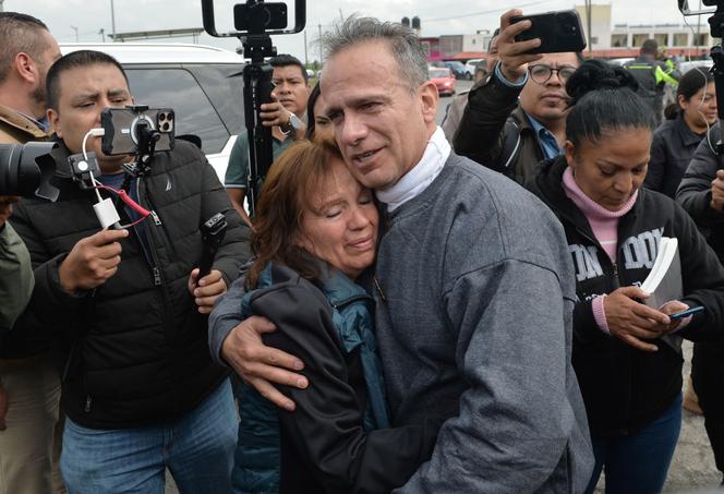 Israël Vallarta embrasse sa sœur Soledad Vallarta, à côté de son épouse, Mary Sainz (à droite), après avoir passé plus de dix-neuf ans en attente de son jugement, à Almoya de Juárez, au Mexique, le 1ᵉʳ août 2025.