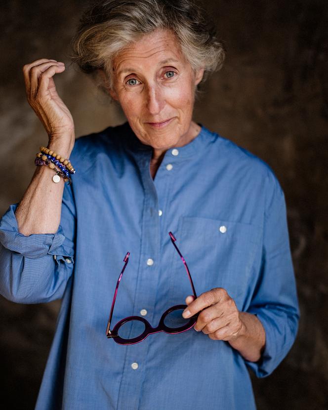 Nadine Gandy, galeriste française installée à Prague, puis à Bratislava, depuis plus de vingt ans, ici le 28 juillet 2025, près du phare de Carteret, à Barneville-Carteret (Manche).