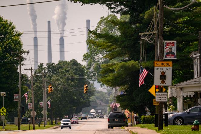 De la fumée s’élève des cheminées de la centrale à charbon Hugh L. Spurlock, à Mayville (Kentucky), le 12 juin 2025.