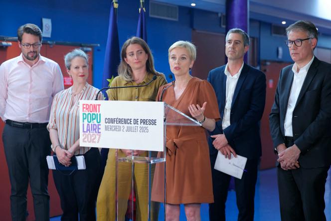 De gauche à droite, le député des Yvelines Benjamin Lucas (Les Ecologistes), l’économiste Lucie Castets, la secrétaire nationale des Ecologistes, Marine Tondelier, la députée de Seine-Saint-Denis Clémentine Autain et le député de la Somme François Ruffin (tous deux ex-LFI), et le premier secrétaire du Parti socialiste, Olivier Faure, à Bagneux (Hauts-de-Seine), le 2 juillet 2025.