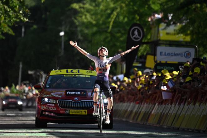 Maëva Squiban célèbre sa victoire en franchissant la ligne d’arrivée de la 7ᵉ étape du Tour de France, à Chambéry, le 1ᵉʳ août 2025.