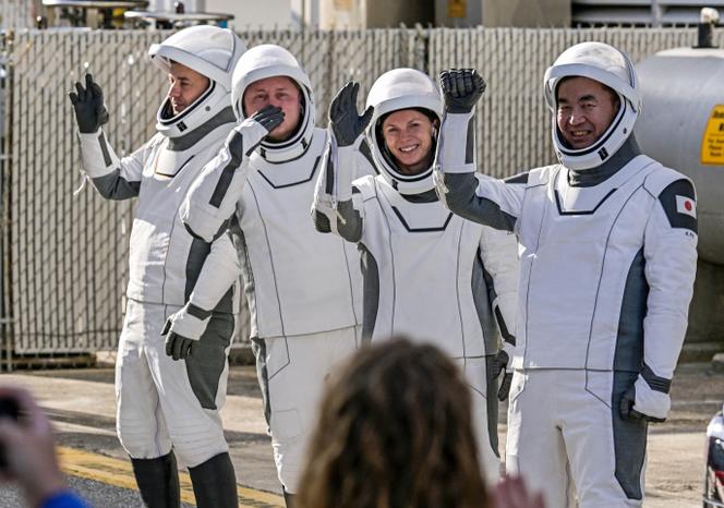 L’équipage comprend les deux Américains de la Nasa Michael Fincke (tout à gauche) et Zena Cardman (troisième en partant de la gauche), le Russe Oleg Platonov (deuxième en partant de la gauche) et le Japonais Kimiya Yui (tout à droite).
