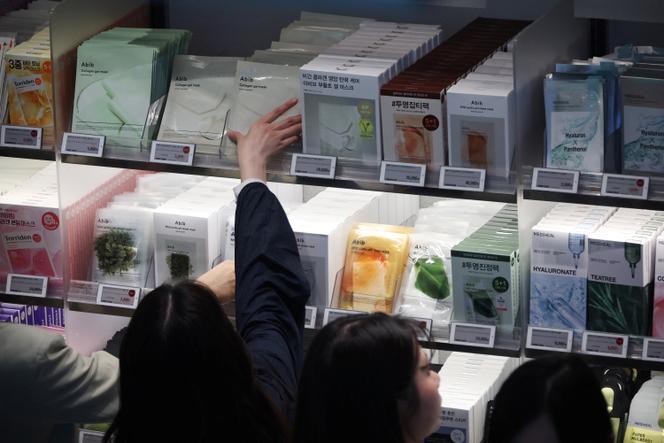 Dans un magasin Olive Young, à Séoul, le 28 avril 2025.