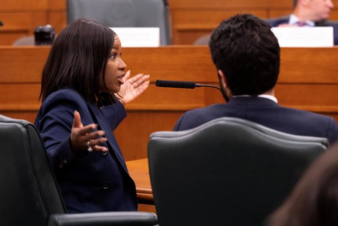 Jasmine Crockett, élue démocrate texane de la Chambre des représentants des Etats-Unis, s’exprime lors d’une audience sur le redécoupage électoral souhaité par les républicains au Texas, au Capitole de l’Etat à Austin, le 1ᵉʳ août 2025.