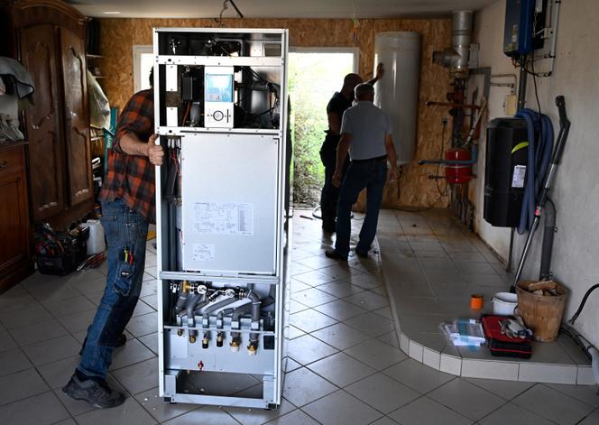 Installation d’une pompe à chaleur chez des particuliers, à Saint-Didier (Vaucluse), le 2 octobre 203.