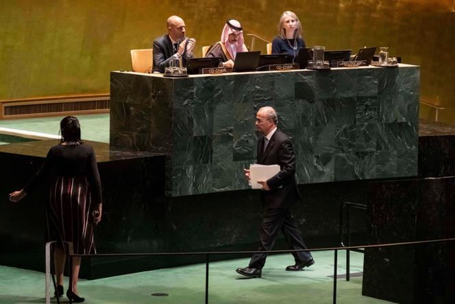 Le premier ministre palestinien, Mohammed Mustafa, quitte la tribune après s’être exprimé lors d’une conférence de haut niveau sur la mise en œuvre de la solution à deux Etats, au siège des Nations unies, à New York, le 28 juillet 2025.
