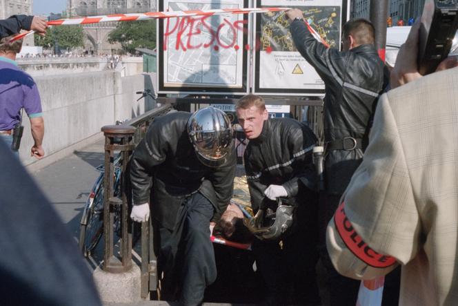 Les secours au travail après l’attentat dans la station de RER Saint-Michel, à Paris, le 25 juillet 1995.