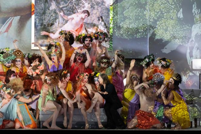 Au centre, Lea Desandre (Echo) et Angela Winkler (Orphée), entourées de chanteurs du chœur Il Canto di Orfeo et de danseurs, dans « Hotel Metamorphosis », d’après Vivaldi, mis en scène par Barrie Kosky, au Festival de Salzbourg, en Autriche.