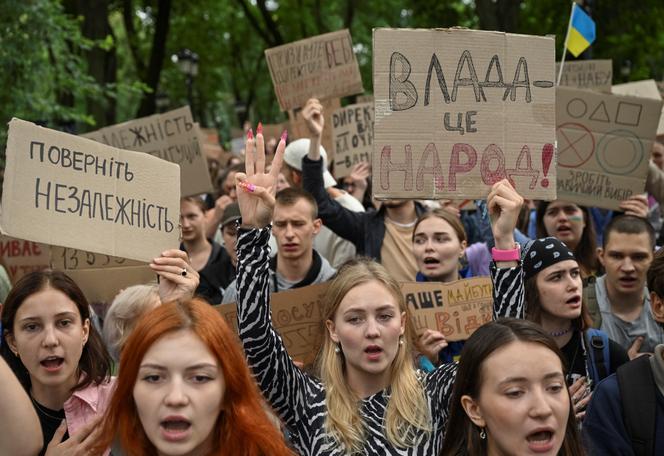 Des Ukrainiens manifestent près du Parlement contre la suppression de deux agences anticorruption, à Kiev, le 31 juillet 2025.