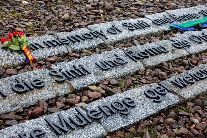 Des fleurs déposées sur le site d’un mémorial dédié au génocide des Roms et Sinti dans le camp de concentration de Buchenwald lors de la cérémonie marquant le 78e anniversaire de la libération du camp, près de Weimar (Allemagne), le 16 avril 2023.
