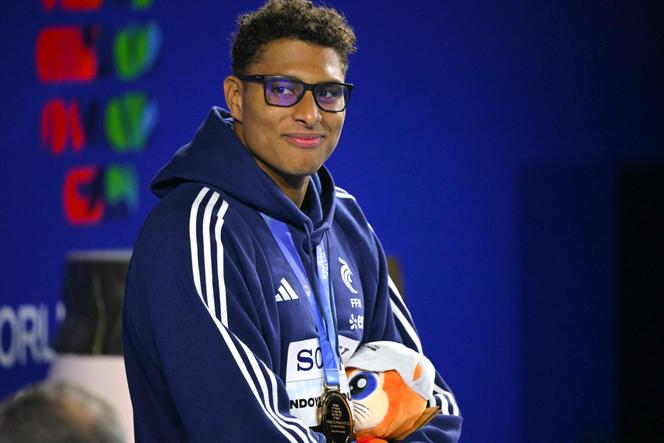 Yohann Ndoye-Brouard après avoir remporté une médaille de bronze sur 200 m dos lors des Mondiaux de natation, le 1ᵉʳ août 2025.