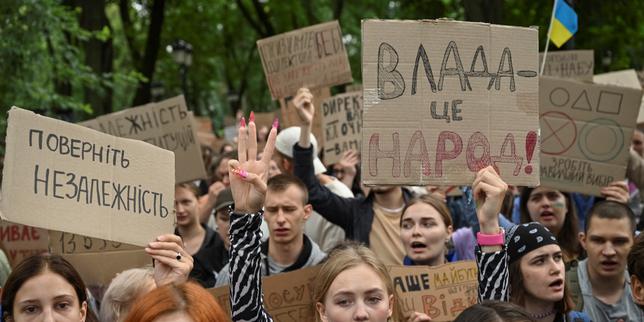 En Ukraine, ces jeunes qui ont fait plier Zelensky : « Se débarrasser des agences anticorruption revenait un peu à cracher sur l’héritage de Maïdan »