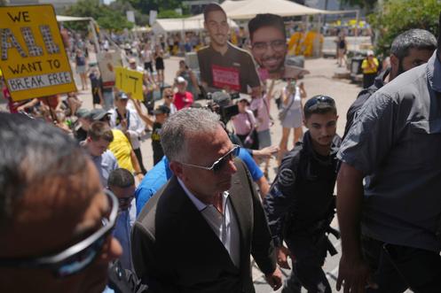 L’émissaire américain pour le Moyen-Orient, Steve Witkoff, sur la « place des otages », à Tel-Aviv, le 2 août 2025.