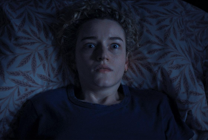Julia Garner (Justine) dans « Evanouis », de Zach Cregger.