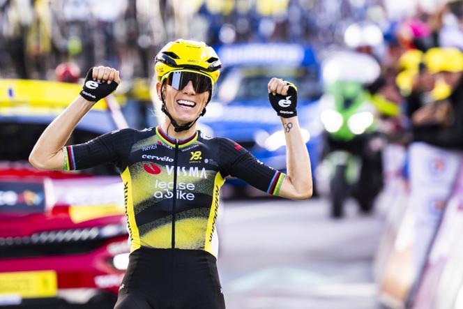 Pauline Ferrand-Prévot, de l’équipe Visma - Lease a Bike, célèbre sa victoire en franchissant la ligne d’arrivée de la 8ᵉ étape du Tour de France Femmes, au col de la Madeleine, le 2 août 2025.