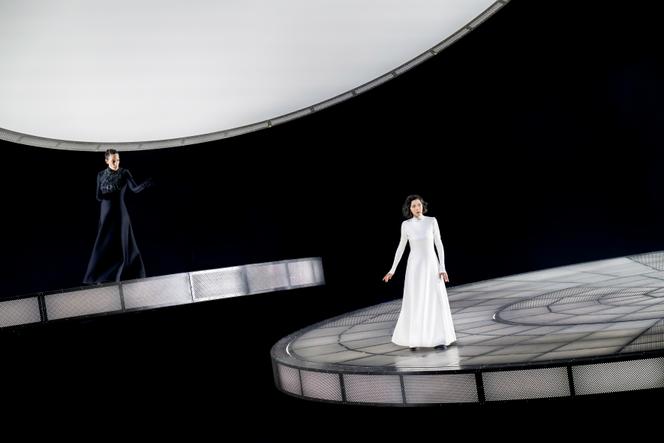 Kate Lindsey, dans le rôle d’Elisabetta, et Lisette Oropesa, dans le rôle de Maria Stuarda, dans « Maria Stuarda », mis en scène par Antonello Manacorda, au Festival de Salzbourg, en Autriche, le 22 juillet 2025.