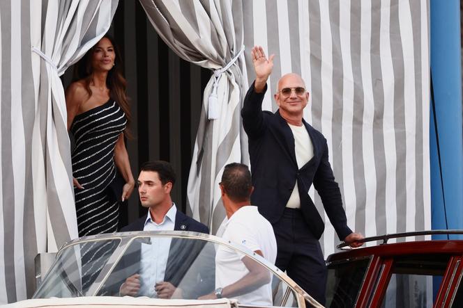 Jeff Bezos en Lauren Sanchez verlaten het Aman Venice Hotel ter voorbereiding op hun bruiloft in Venetië, Italië, op 25 juni 2025.