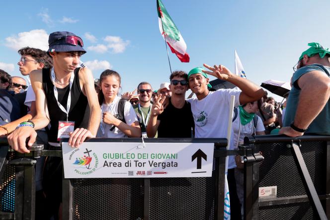 De jeunes fidèles attendent l’arrivée du pape pour la veillée géante à Tor Vergata, près de Rome, le 2 août 2025.
