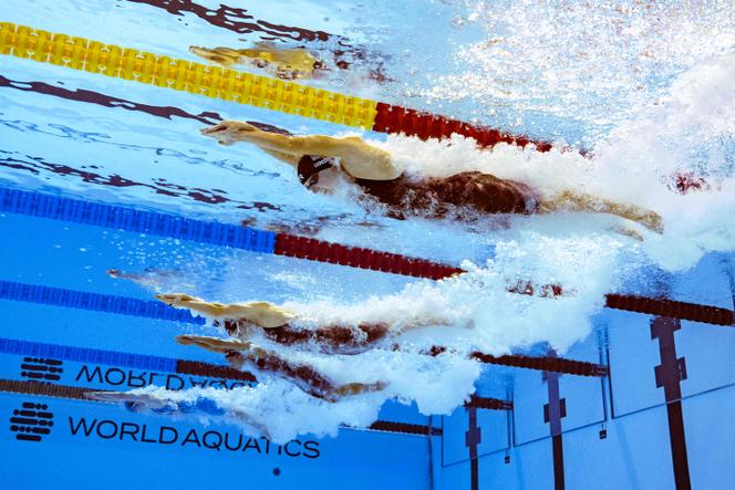 L’Américaine Katie Ledecky (premier plan) devant la Canadienne Summer McIntosh, lors de la finale du 800 m nage libre, le 2 août 2025 aux Mondiaux de Singapour.