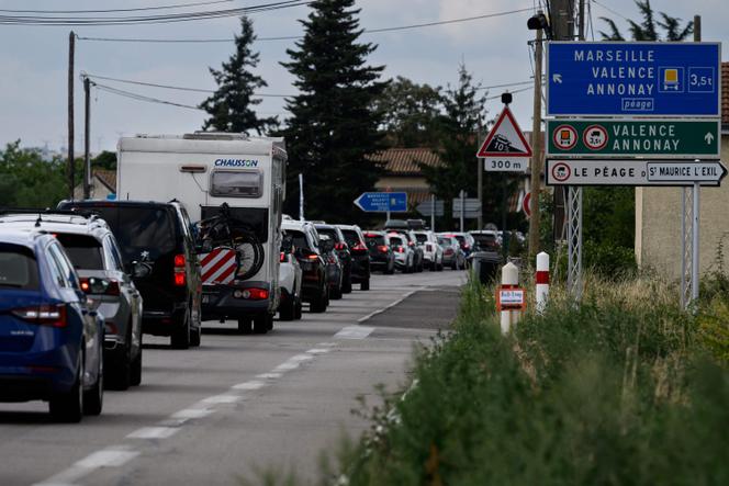 Sur la nationale 7, près du Péage-de-Roussillon, dans le centre-est de la France, pendant le premier week-end du mois d’août, période des vacances d’été en France, le 2 août 2025.